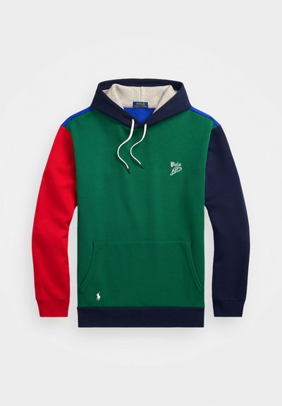 Sweat à capuche avec un corps vert, des manches rouges et des accents bleu marine. Comprend une poche avant, des cordons blancs et un petit logo blanc.