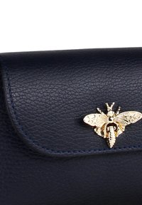 Marine leren portemonnee met gestructureerd oppervlak, voorzien van een gouden metalen bijaccent op de flap en contrasterende blauwe stiksels langs de randen.