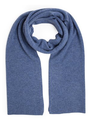 Écharpe tricotée douce bleue, enroulée librement en haut avec deux extrémités plates pendantes sur fond blanc.