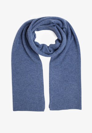 Écharpe tricotée douce bleue, enroulée librement en haut avec deux extrémités plates pendantes sur fond blanc.