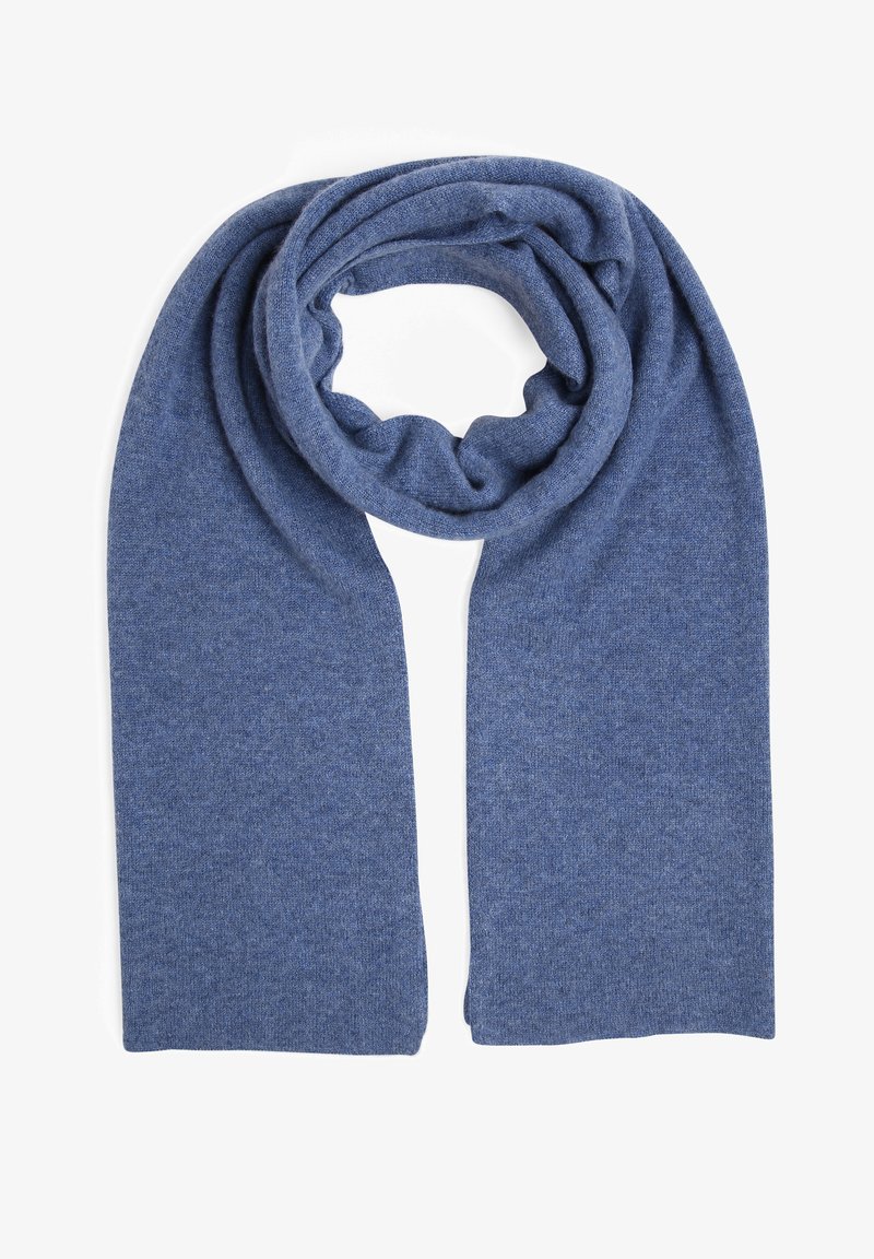 Écharpe tricotée douce bleue, enroulée librement en haut avec deux extrémités plates pendantes sur fond blanc.