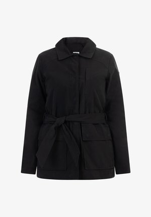 Černá bunda s páskem, límcem, dlouhými rukávy a dvěma předními kapsami; vyrobena z měkkého, strukturovaného materiálu s elegantním designem.