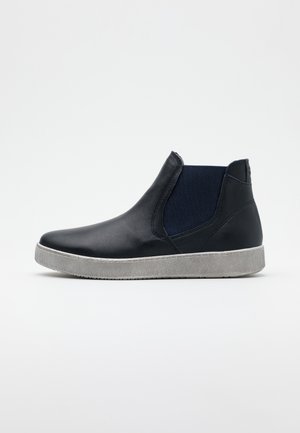 Sort læder slip-on støvle med navy elastisk sidespanel og tekstureret grå gummisål, vist fra ydersiden.