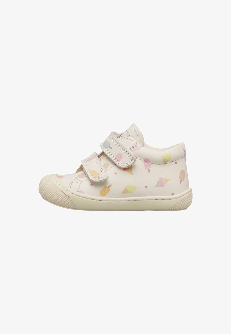 Chaussure pour tout-petit couleur crème avec deux sangles en velcro et un motif de cônes de crème glacée pastel et de sucettes glacées. Semelle en caoutchouc avec bout texturé.