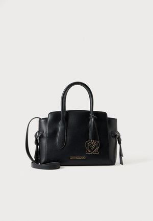 Sac à main Love Moschino en cuir noir avec double poignées, bandoulière, nœuds sur les côtés, et breloque avec le logo de la marque doré à l'avant.