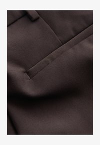 Selezionato, chocolate brown