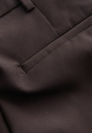 Braunes Stoffdetail mit einer glatten, strukturierten Oberfläche und einer sauber genähten Taschenöffnung. Subtile Ausstrahlung mit einem strukturierten Erscheinungsbild.
