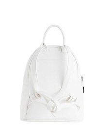Zaino bianco con una forma strutturata, realizzato in materiale liscio. Presenta una maniglia superiore, spallacci regolabili e una tasca laterale con cerniera.