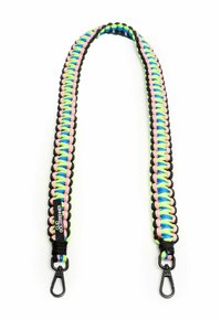 Multikleurige paracordriem met een geweven ontwerp. Heeft zwarte hardware en accenten in roze, blauw, groen en zwart. Duurzaam materiaal.