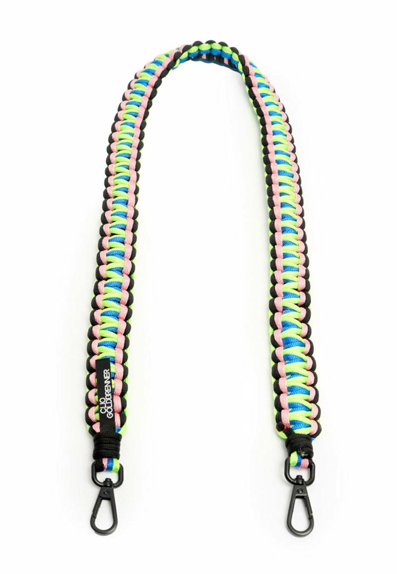 Multikleurige paracordriem met een geweven ontwerp. Heeft zwarte hardware en accenten in roze, blauw, groen en zwart. Duurzaam materiaal.