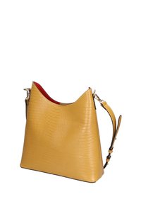 Borsa a tracolla in pelle gialla texture con parte superiore curva, interno rosso e tracolla regolabile. Caratterizzata da un design elegante e moderno.