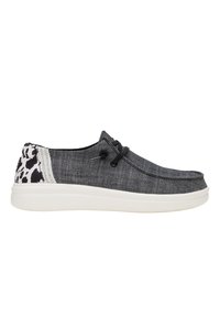 Zapatillas de mezclilla gris con cordones negros, suela de goma blanca y un acento negro y blanco estampado en el talón. Textura suave y forma redondeada.