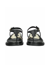 Černé kožené sandály s páskem na přezku, otevřenou špičkou, zlatými akcenty a texturovanou černou podrážkou. Plochý, minimalistický tvar.