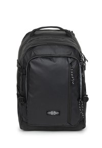 Czarny plecak o gładkiej, fakturowanej powierzchni z wzorem w kratkę, wieloma przegródkami oraz charakterystycznym logo z przodu.