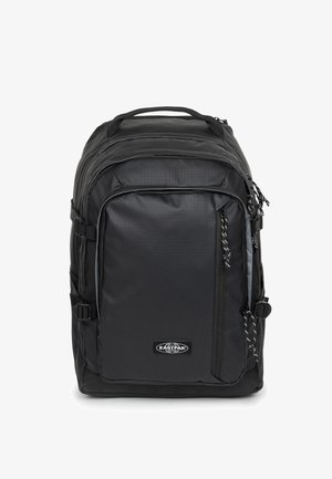 Czarny plecak o gładkiej, fakturowanej powierzchni z wzorem w kratkę, wieloma przegródkami oraz charakterystycznym logo z przodu.