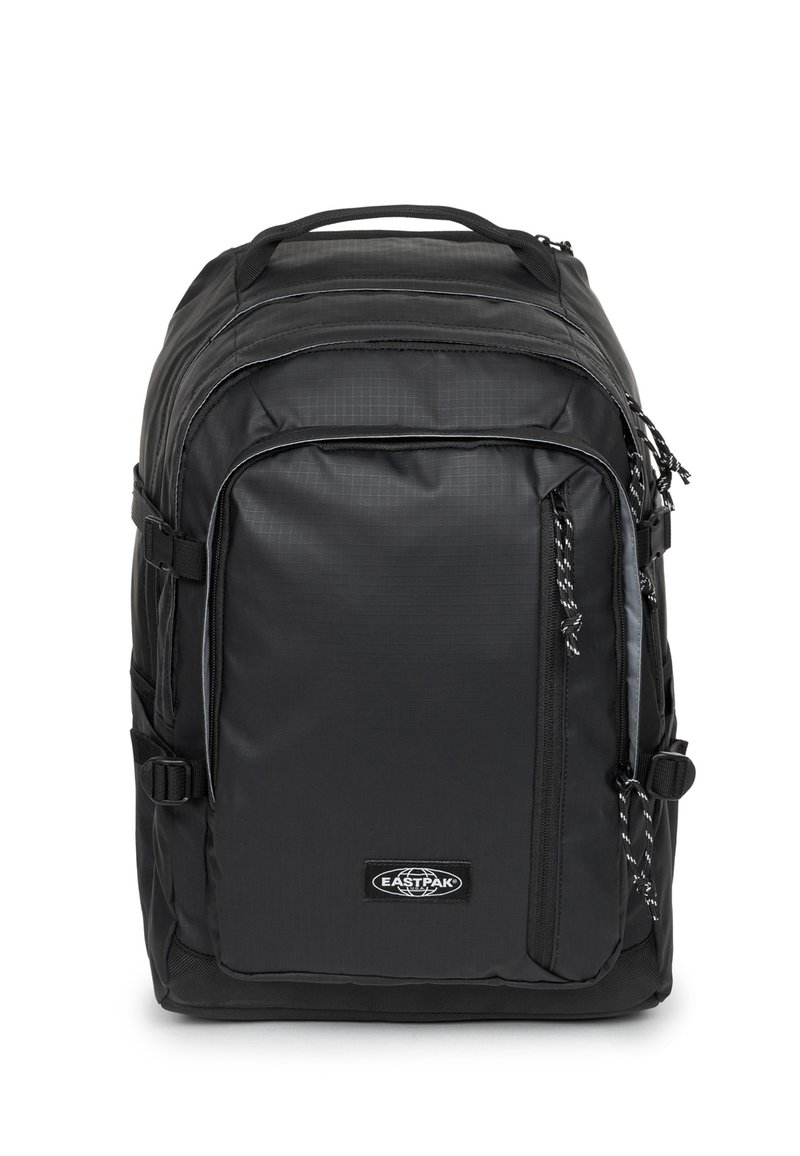 Czarny plecak o gładkiej, fakturowanej powierzchni z wzorem w kratkę, wieloma przegródkami oraz charakterystycznym logo z przodu.