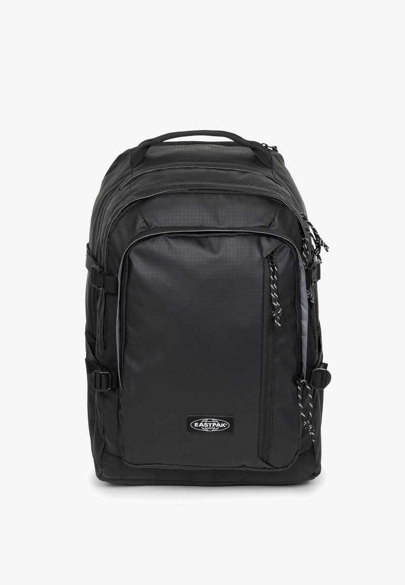 Czarny plecak o gładkiej, fakturowanej powierzchni z wzorem w kratkę, wieloma przegródkami oraz charakterystycznym logo z przodu.