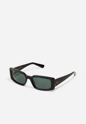 Ochelari de soare negri, dreptunghiulari, cu lentile verzi. Fabricați din plastic, cu rame groase și brațe subțiri. Logo-ul Ray-Ban pe un braț.
