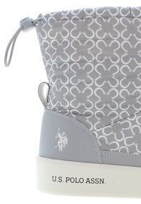 Szare zimowe botki z pikowanym wzorem oraz białym motywem w postaci podkowy, gumowa podeszwa i białe detale z logo po boku.