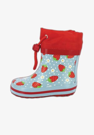 Niebieska gumowa wodoodporna kalosza z czerwonym obszyciem, ozdobiona białym wzorem w kropki i truskawkowym motywem, z akcentującym czerwonym sznurkiem i paskowanym spodem.