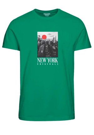 T-shirt vert avec une vue de la ville de New York en noir et blanc, un soleil rouge, et le texte « NEW YORK ORIGINALS » au centre devant.