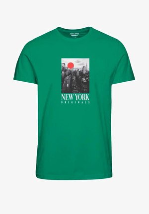 T-shirt vert avec une vue de la ville de New York en noir et blanc, un soleil rouge, et le texte « NEW YORK ORIGINALS » au centre devant.