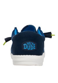 Zapato deslizante de tejido transpirable en azul marino y azul con suela blanca, que cuenta con un logo "HEY DUDE" en el talón y cordones verdes.