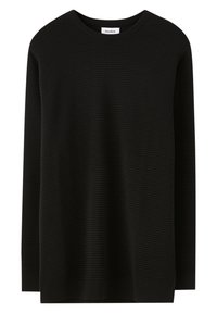 Pull noir à manches longues en maille côtelée avec un col rond et un ourlet arrière légèrement plus long.