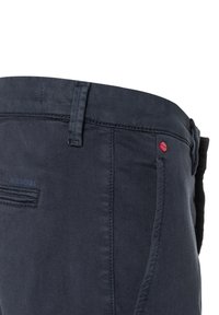 Dunkelblaue Baumwolljeans mit glattem Material, ausgestattet mit einer Vordertasche, Gürtelschlaufen und einem kleinen roten Akzent in der Nähe des Taillenbunds.