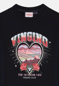 Černé bavlněné tričko s barevnou grafikou srdce, na které jsou hory, růže a nápisy "VINGINO" a "THE OUTDOOR LIFE", doplněné krajkou.