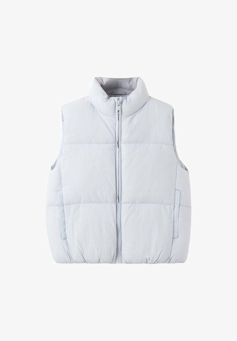 Veste matelassée sans manches gris clair avec col montant et fermeture éclair avant, équipée de poches latérales et de coutures horizontales matelassées.