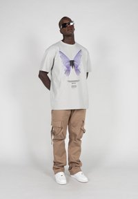 MJ Gonzales METAMORPHOSE V 6 X HEAVY TEE - T-shirts print - lightasphalt