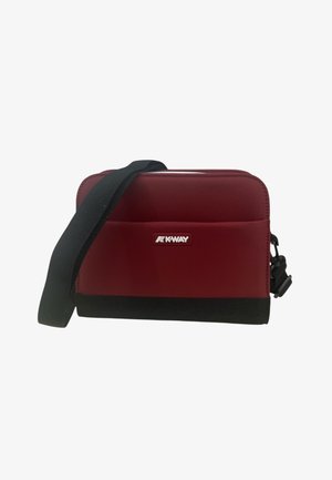 Borsetta a spalla K-Way rossa con finitura liscia, tracolla nera, chiusura con zip e tasca frontale; presenta un logo sulla parte anteriore.