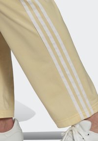 adidas Originals STRAIGHT TP - Joggebukse - easy yellow
