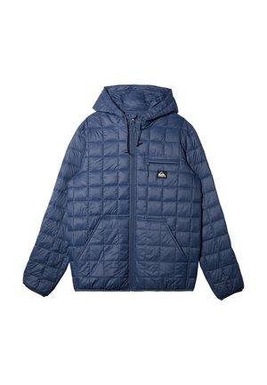 Navy-blau isolierte Jacke mit Kapuze, gestepptem Außenmaterial, Frontreißverschluss, zwei Seitentaschen und einer kleinen Brusttasche.