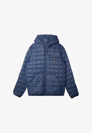 Marine blauwe geïsoleerde jas met een capuchon, gequiltte buitenkant, voorkant met rits, twee zijzakken en een klein borstzakje.