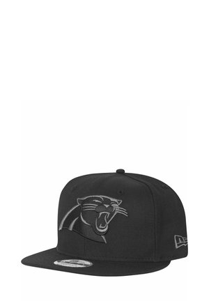 Cappellino snapback nero con un logo di pantera ricamato in rilievo sul davanti. Presenta una visiera dritta e un materiale di tessuto testurizzato.