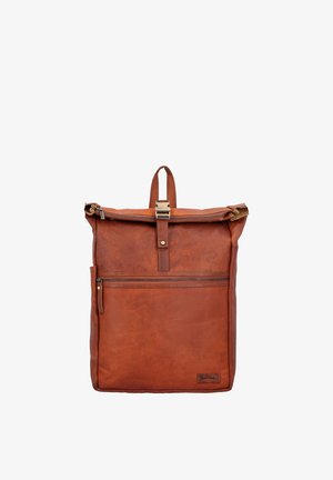 Ruskea nahkainen reppu, jossa yläosassa solkikiinnitys, edessä vetoketjutasku ja kantokahva valkoisella taustalla.