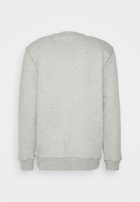 Sudadera gris claro con cuello redondo y mangas largas, con puños y dobladillo acanalados, mostrada desde la parte de atrás sobre un fondo blanco.