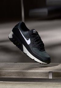 Atlasīts, black/white/metallic silver-coloured