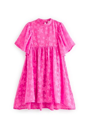 Robe rose vif à manches courtes avec une taille froncée et des motifs d'étoiles sur tout le tissu, disposée sur un fond blanc.