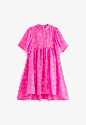 Helles pinkes Kurzarmkleid mit geraffter Taille und Sternmustern über den gesamten Stoff, arrangiert vor weißem Hintergrund.
