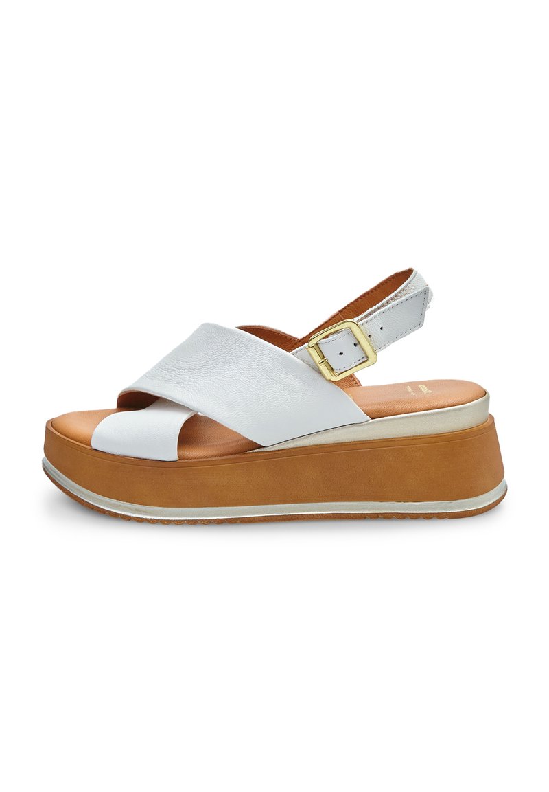 Bílé kožené platformové sandály s béžovým podkladem, širokými křížovými pásky, nastavitelným páskem kolem kotníku se zlatou sponou a texturovanou podrážkou.