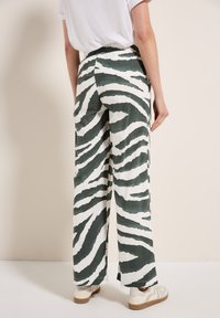 Groene en witte zebrapatroon wijde pantalon met een elastische tailleband, gemaakt van lichtgewicht stof en met een comfortabele pasvorm.
