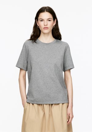 Grijze katoenen t-shirt met een ronde hals en korte mouwen, met een ontspannen pasvorm en een gladde textuur. Draag met een beige rok.