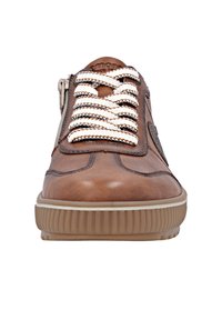 Baskets en cuir marron avec des lacets en corde blancs, bout rond, semelle en caoutchouc côtelé et fermeture éclair sur le côté. Texture lisse avec des détails de couture contrastants.