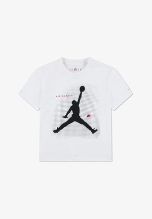 Biele bavlnené tričko s čiernou siluetou skákajúcej postavy, červeným nápisom „AIR JORDAN“ a mriežkovým vzorom za grafikou.