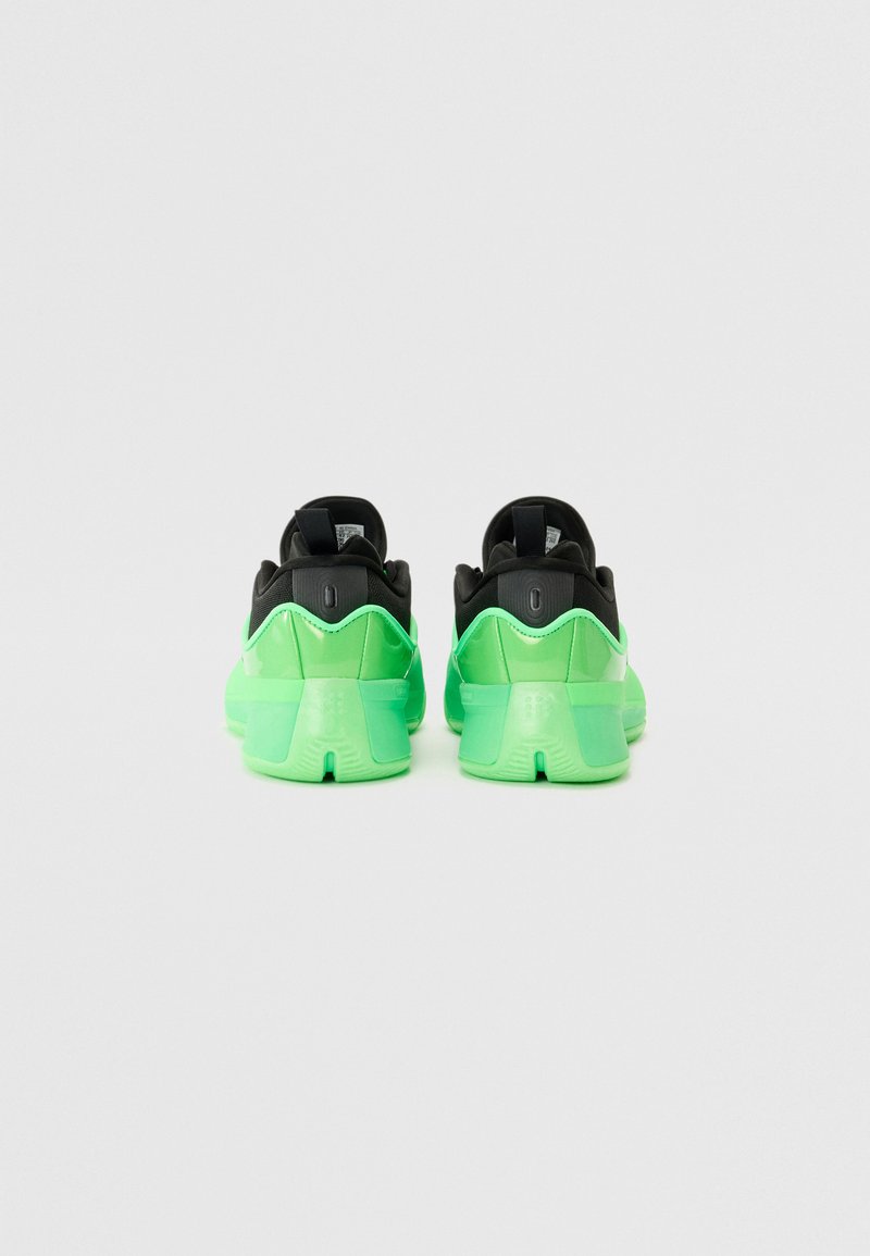 Sneaker sportive verdi con accenti neri, caratterizzate da una superficie liscia e brillante, collare imbottito e suola in gomma testurizzata.