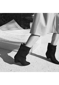 Anonymous Copenhagen VULLY TRIANGLE - Classic ankle boots - cinnamon