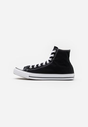 Schwarze hohe Canvas-Sneaker mit weißen Schnürsenkeln, gummierter Zehenkappe und Sohle. Merkmale sind kontrastierende weiße Nähte und doppelte weiße Streifen auf der Sohle.